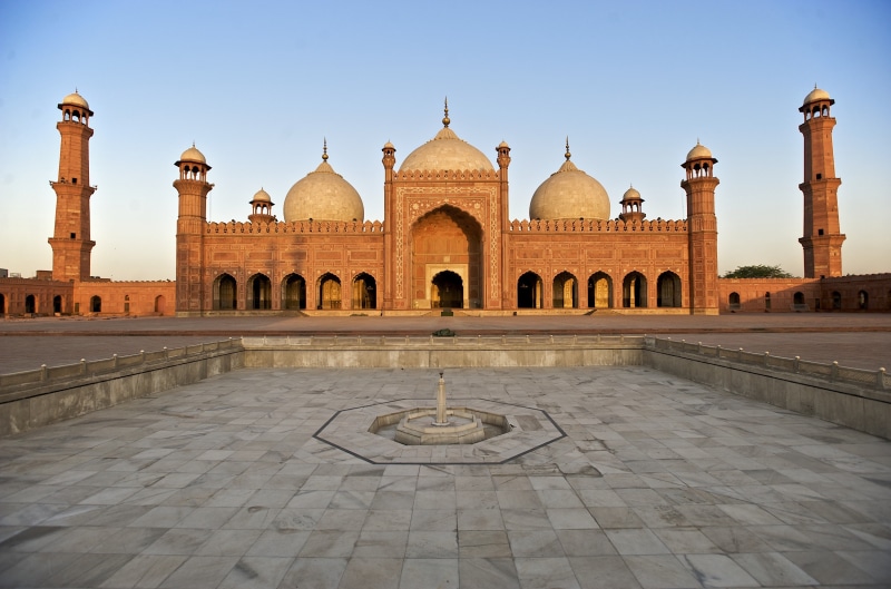 badshahi mosque, badshahi mosque lahore, ancient civilization, day, courtyard, sky, tourism, religion, ancient, facade, lahore, built structure, lhr, history