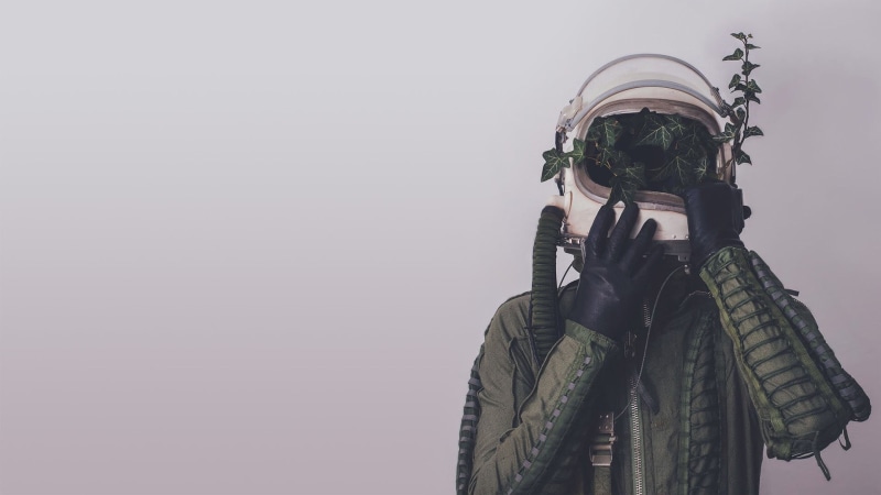 spacesuit, occupation, FEMININO, one person, technology, standing, nature, activity, universe, helmet, clothing, real people, outdoors, digital art, holding