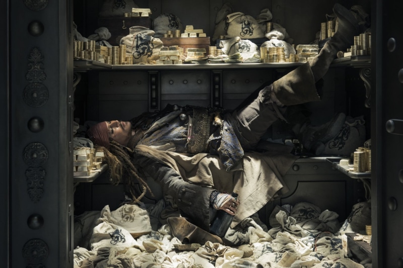 Movie, shelf, machinery, lying down, furniture, men, Pirates Of The Caribbean: Dead Men Tell No Tales, domestic room, business, 1080P, young men, working