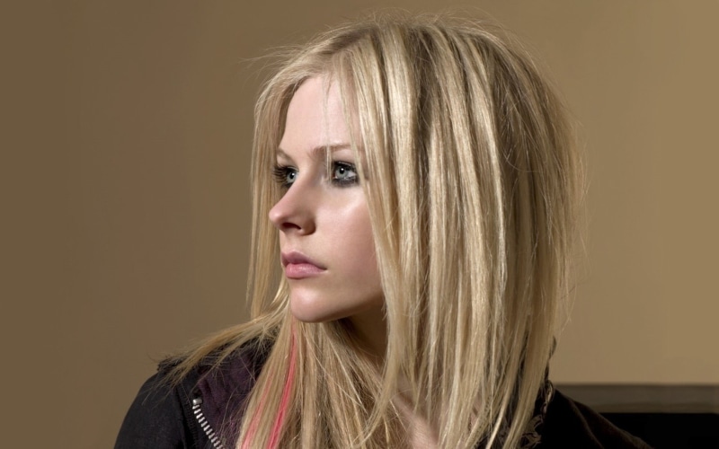 hairstyle, blond hair, one person, 1080P, Avril Lavigne, contemplation, fashion, beautiful woman, side view, hair, headshot, smoky eyes, blue eyes, close-up