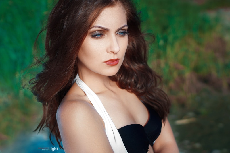 depth of field, beautiful woman, elegance, face, human face, hair, human hair, one person, red lipstick, adult, make-up, blue eyes, body part, beautiful people