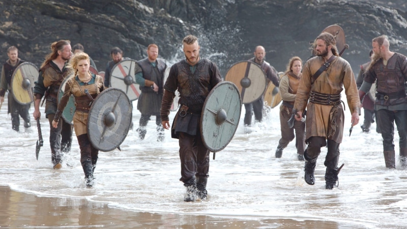 people, Vikings (TV series), sea, full length, young adult, group of people, walking, crowd, robe, 1080P, day, brown, sport, mature men, real people, Ragnar Lodbrok