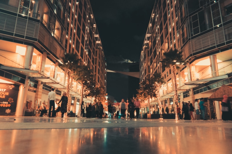 adult, jordan, building, building exterior, boulevard, crowd, street, large group of people, lifestyles, 5K, reflection, real people, amman, consumerism