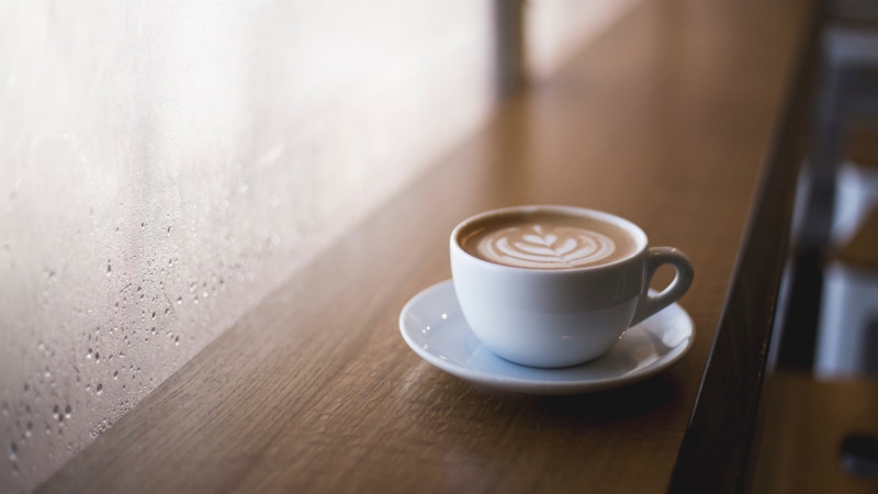 latte, coffee shop, frothy drink, no people, wood - material, cafe, indoors, hot drink, crockery, drink, 1080P, coffee - drink, selective focus, mug, cafes