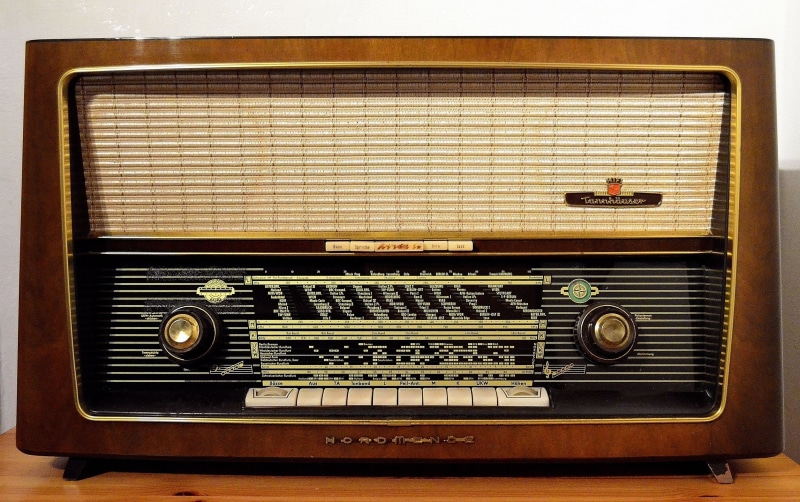 tuner, 1080P, radio, indoors, receiver, transmitter, musical instrument, radio station, beige, antique, communication, audio electronics, classic, wooden