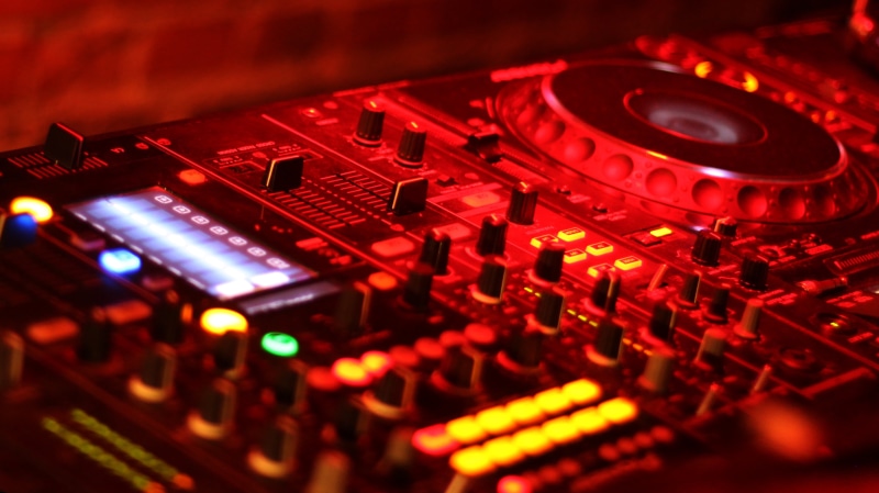noise, recording studio, audio equipment, nightlife, electrical Equipment, club dj, sound recording equipment, focus, scratching, technology, radio station