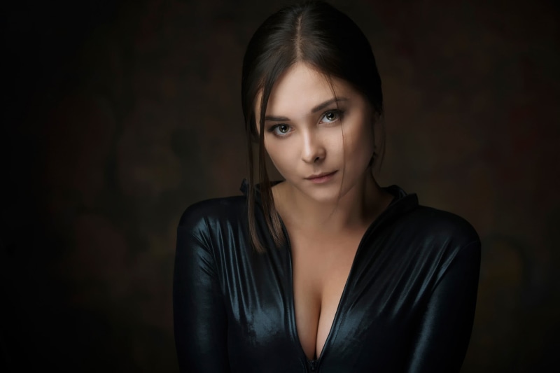 young women, adult, looking at camera, close, plunging, confidence, 1080P, woman, headshot, black, one person, model, black color, top, indoors, beautiful woman