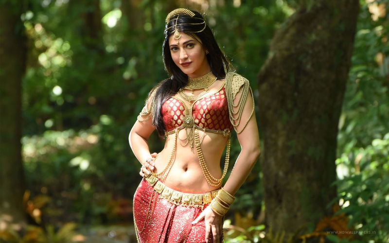 three quarter length, looking at camera, lifestyles, Tamil, one person, young women, beautiful woman, focus on foreground, leisure activity, standing, real people