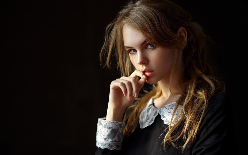 contemplation, looking, women, hairstyle, 2K, human face, pretty girl images 2560x1600, headshot, innocence, indoors, offspring, one person, beautiful woman