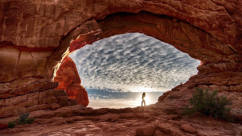 rock, arch, 4K, landscape, utah, light, visitor, formation, natural arch, moab, geology, north window, sky, woman, national park, united states, arches