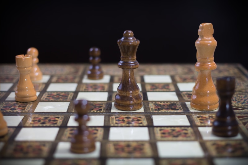 checked pattern, king - chess piece, strategic, chess, large group of objects, shallow, relaxation, queen - chess piece, indoors, 5K, focus, board, no people