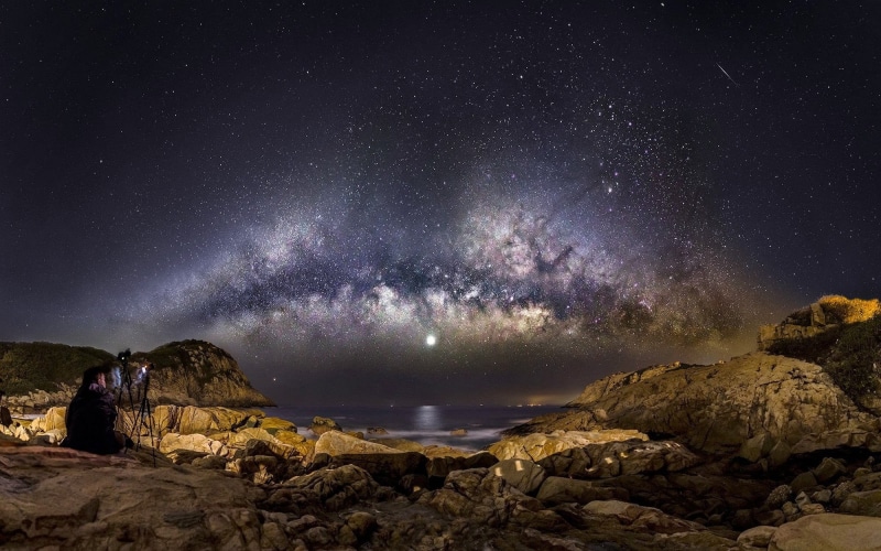 photographer, milky, sea, beauty in nature, Moon, 1080P, sky, tranquility, night, Milky Way, coast, solid, starry night, star, star field, tranquil scene