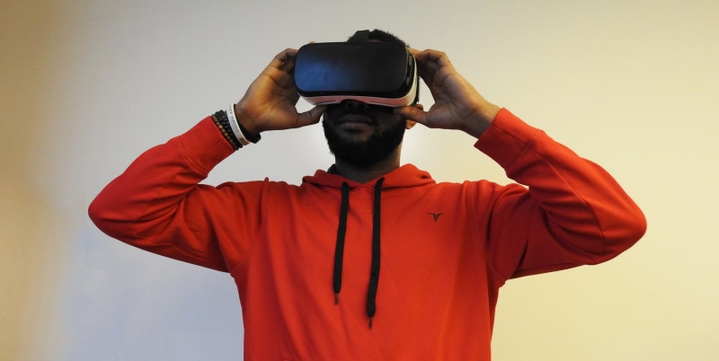 young adult, wireless technology, connection, standing, vr, people, wearing, hand, man, one Person, cyberspace, arms raised, watching, black, virtual reality