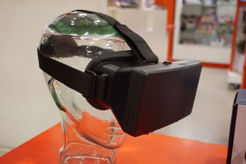 indoors, plastic, day, glasses, glass - material, focus on foreground, helmet, transparent, technology, no people, single object, virtual reality, container