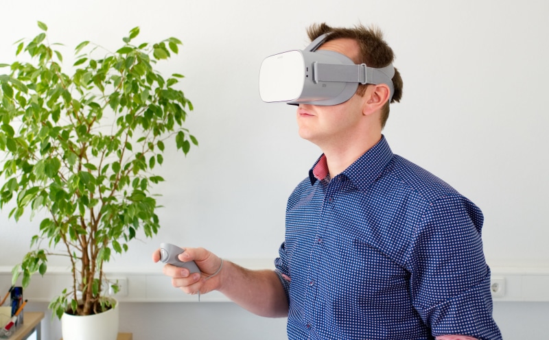 vr, real people, one person, 3-d glasses, technology, the future of the world, oculus go, standing, virtual reality, plant, mid adult men, digitization