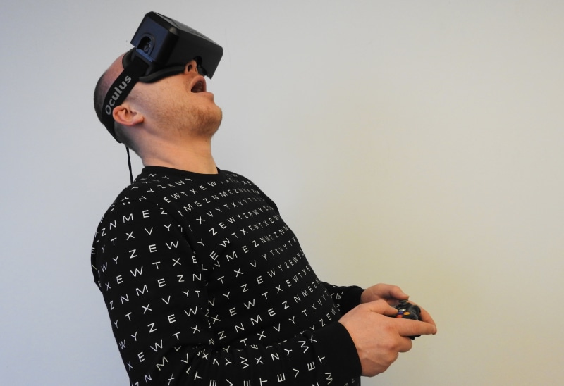 studio shot, gamer, technology, playing, communication, men, one person, real people, innovation, reality, profile view, standing, connection, vr, young men