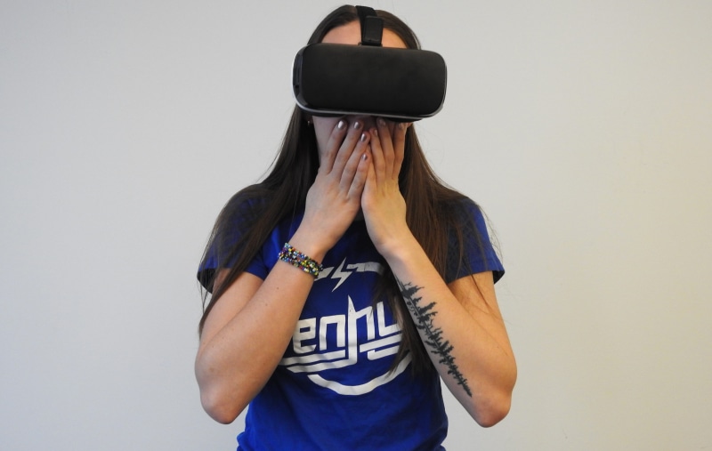 wireless technology, leisure activity, casual clothing, studio shot, virtual reality, waist up, technology, communication, 3-d glasses, woman, hand, one person