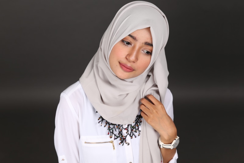 looking, veil, young adult, black background, person, fashion, photo, standing, beauty, clothing, indoors, elegant, white color, headscarf, 8K, facial expression