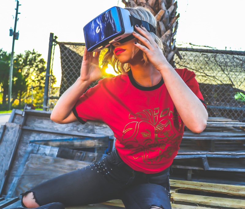 day, one person, females, sunlight, bottoms, front view, casual clothing, black, virtual reality goggles, person, vr, virtual reality headset, wearing
