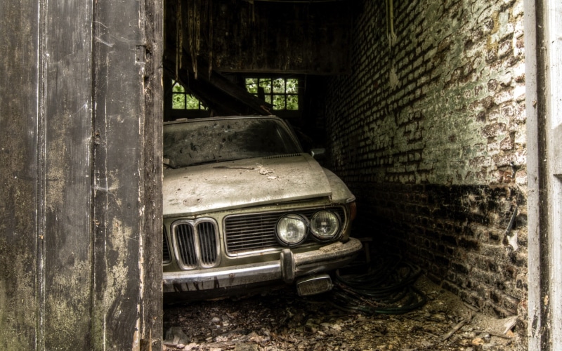 mode of transportation, metal, damaged, obsolete, deterioration, classic, indoors, run-down, BMW, 2K, old, car, motor vehicle, architecture, land vehicle