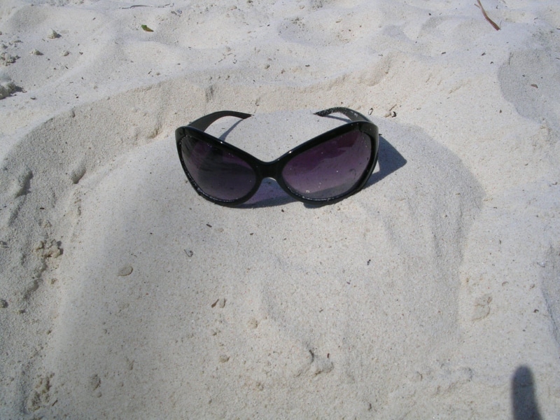 high angle view, outdoors, beach, eyesight, brown, ultraviolet, eye, reflection, Sunglasses, summer, sand, land, Tinted, shoe, 1080P, personal accessory