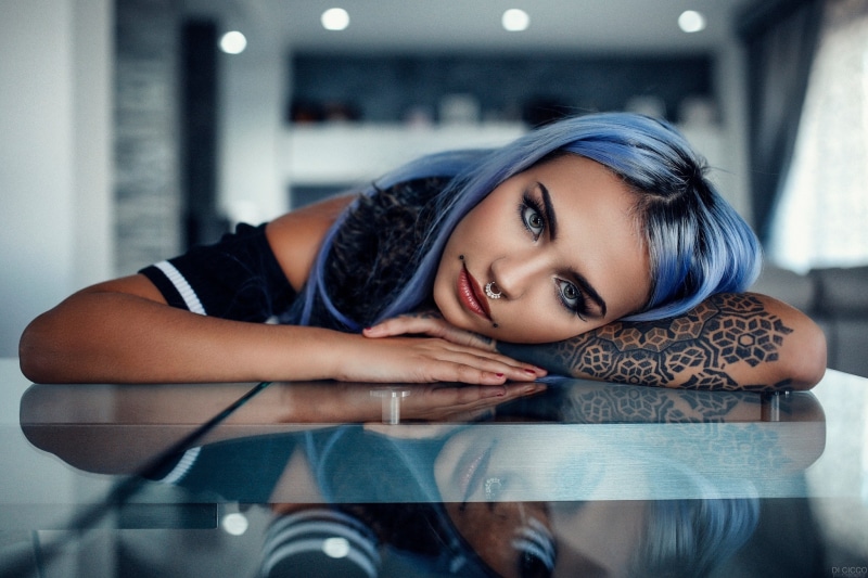 Fishball Suicide, 1080P, tattoo, tanned, women, reflection, table, portrait, Felisja Piana, glass, nose rings, dyed hair
