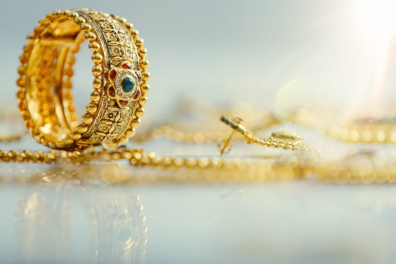 bangel, indoors, art and craft, 4K, gold, selective focus, jewelry, jewellery, personal accessory, close-up, diamond - gemstone, necklace, bracelet, wealth
