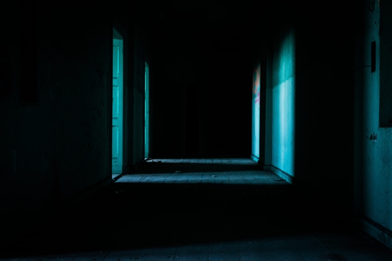 corridor, minimal, black, dark, 5K, flooring, architecture, white, arcade, absence, abandoned, direction, indoors, built structure, home interior, no people