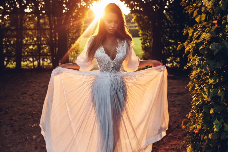 outdoors, 2K, women, leaves, women outdoors, dress, depth of field, sun rays, Roma Roma, sunset, portrait, white dress, backlighting, cleavage, model