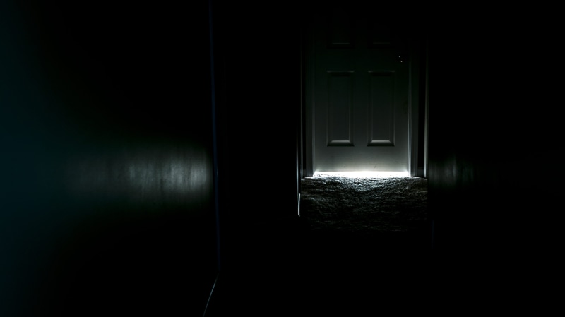light, illuminated, building, dark, direction, door, hallway, corridor, copy space, architecture, room, black, built structure, night, light - natural phenomenon