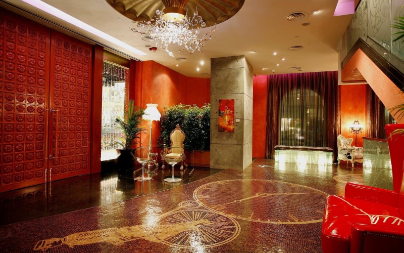 glass, seat, indoors, ceiling, built structure, decoration, lighting equipment, 2K, hallway, flooring, chandelier, chair, luxury hotel, architecture, table