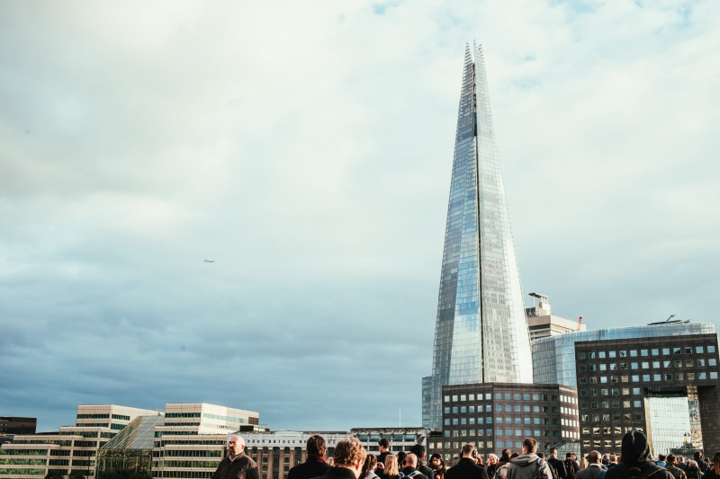 building exterior, tower, architecture, 2K, modern, built structure, buildings, crowd, group of people, clouds, river, nature, london, london skyline