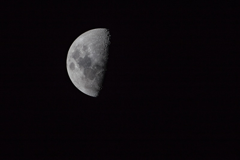 nature, tranquility, moon Surface, night sky, half, night, astronomy, outdoors, pitch, dark, photography, planet - Space, black and white, moon, crescent