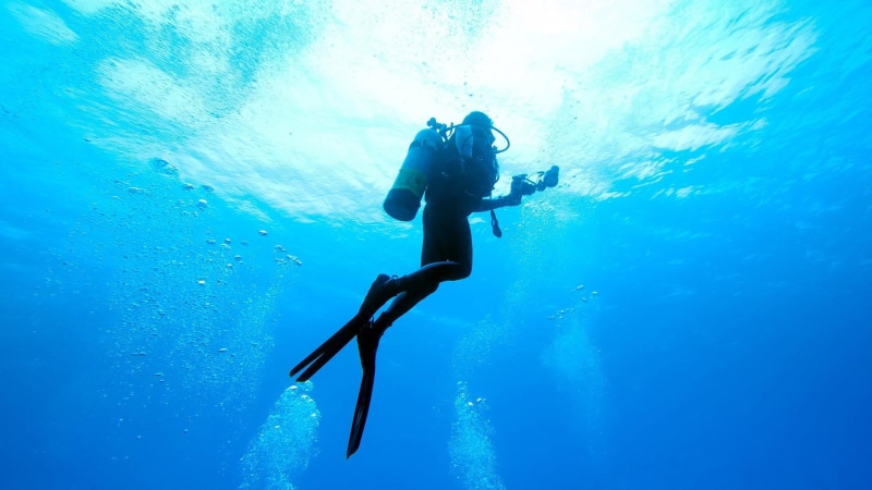 sport, one person, lifestyles, diving, 1080P, swimming, water, underwater, scuba diving, tank, aquatic sport, underwater diving, camera, diver, low angle view