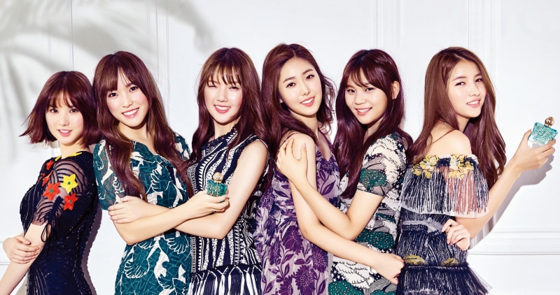 beautiful woman, happiness, women, 4K, people, friendship, looking at camera, K-pop, positive emotion, musician, lifestyles, brunette, South Korea, togetherness