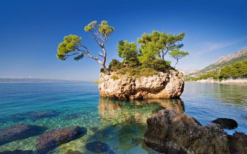 croatia, sea, trees, crag, scenery, brela, nature, 2K