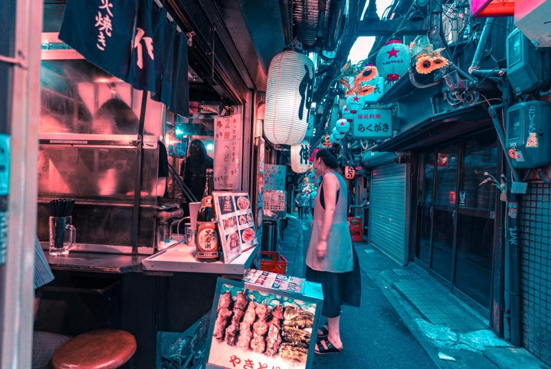 street, person, facing, 8K, lighting equipment, real people, shop, shinjuku, street market, variation, small business, business, woman, human, buying