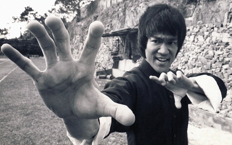 lifestyles, lee, looking at camera, 720P, casual clothing, day, nature, real people, hand, young men, human hand, leisure activity, monochrome, smiling