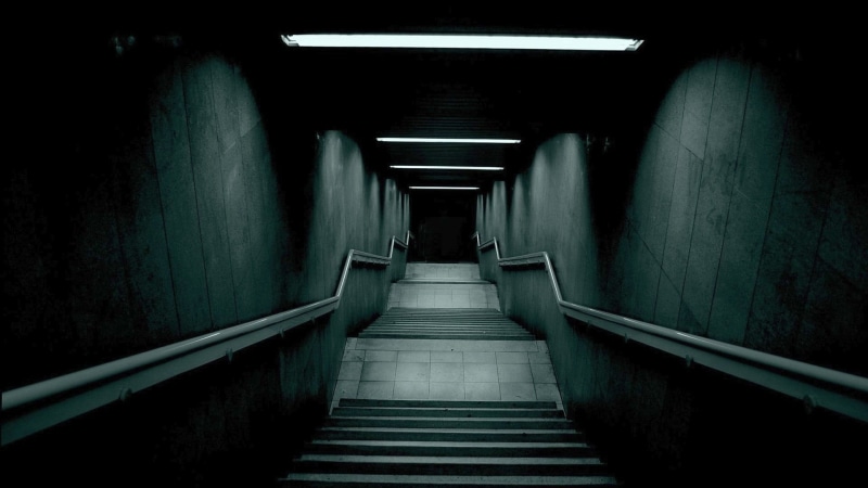 steps and staircases, absence, stairway, empty, 1080P, gloomy, black, tunnel, frame, public transportation, transportation, railing, subway, ceiling, built structure