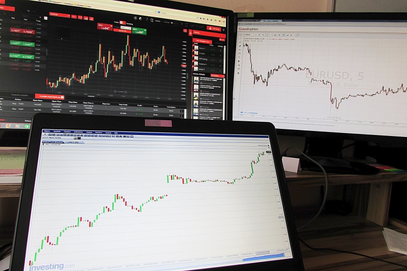 table, progress, monitor, graph, showing, computer monitor, pen, analysis, chart, diagram, trend, indoors, line graph, charts, science, currency trading