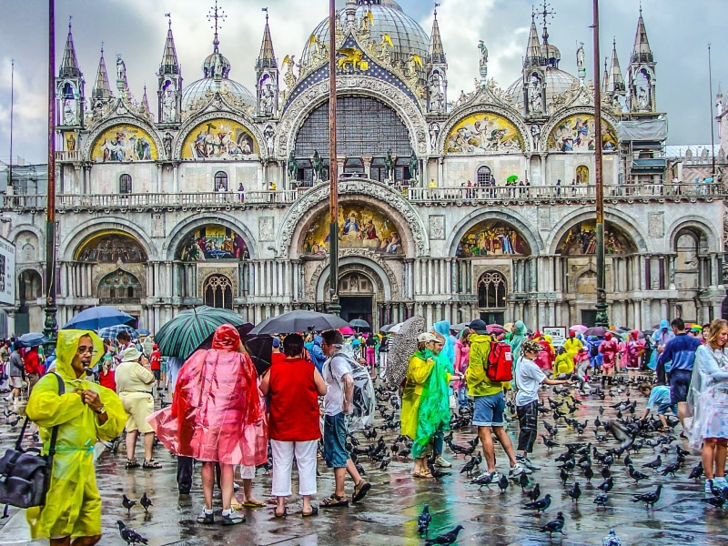 colorful, arch, mosaic, raincoat, water, travel destinations, piazza, 1080P, rain, domes, tourists, group, san marcos, large group of people, umbrella