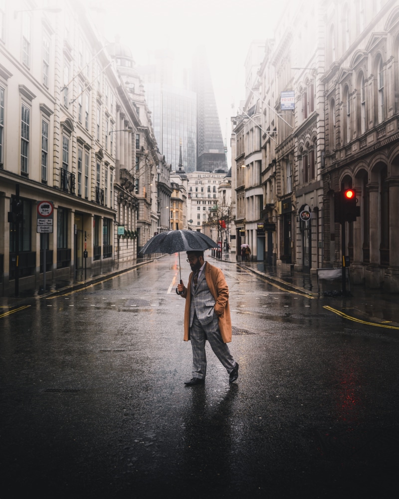 rainy season, mist, walking, suit, black, orange, darkness, real people, 5K, mood, built structure, building, outdoors, full length, street, daytime, holding