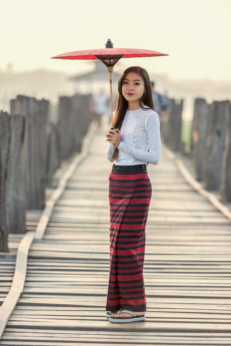 happy, laos, women, thailand, oil, real people, vietnamese, young adult, unidentified, red, sunrise, photography, burma, lifestyles, adult, cute, focus on foreground