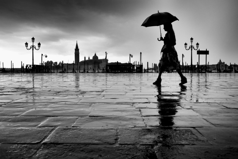 holding, park, black And White, men, girl, 1080P, Europe, park holding, rain, urban Scene, explored, fujifilm x70, Venice, silhouette, monochrome, bnw