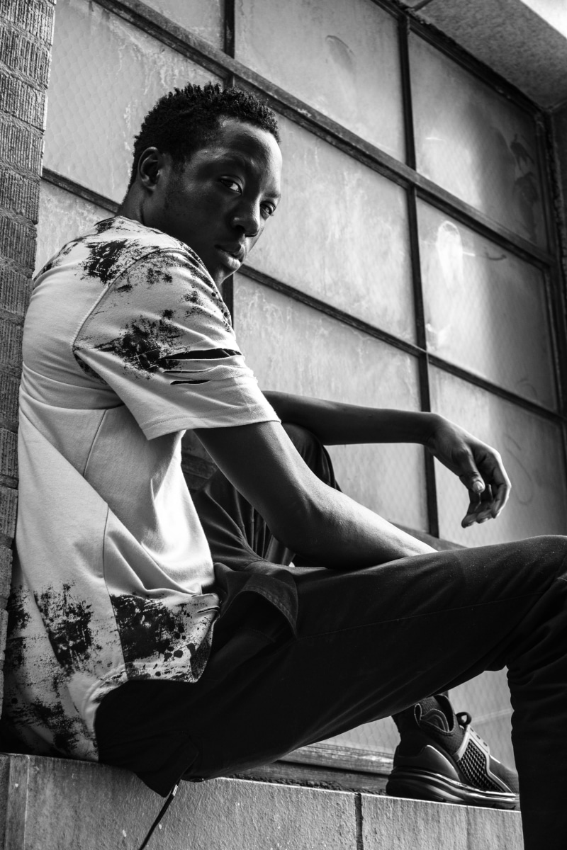looking, men, black, young men, teenage boys, casual clothing, looking away, side view, architecture, beside, lifestyles, city, t-shirt, 5K, contemplation