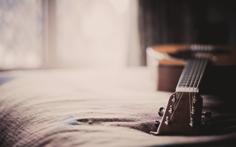 wood - Material, bed, selective focus, textile, 2K, day, musician, musical Instrument, guitar, single Object, brown, sound, musical equipment, no People