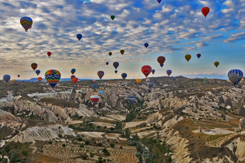 large group of objects, 1080P, ballooning festival, flying, history, assorted, balloons, transportation, tourism, no people, hot air balloon, outdoors