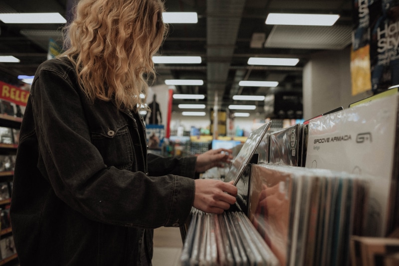 business, indie, one person, woman, searching, vinyl, hair, record labe, women, retro, tumblr, aesthetic, record store, standing, girl, consumerism, choosing