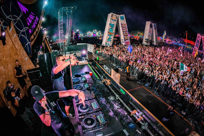 front, festival, night light, popular music concert, group of people, edm, arts culture and entertainment, group, illuminated, person, concert, music festival