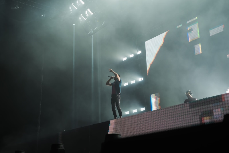 building, thechainsmokers, strobe, moment, low angle view, business, cloud - sky, festival, corporate business, concert, trend, young adult, dj, live, smoke - physical structure
